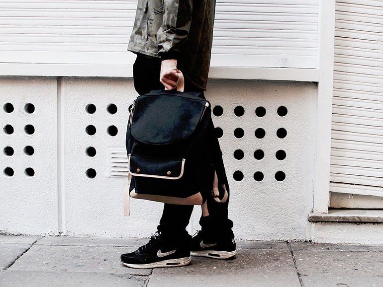 夏のお出かけ用メンズカジュアルバッグの選び方