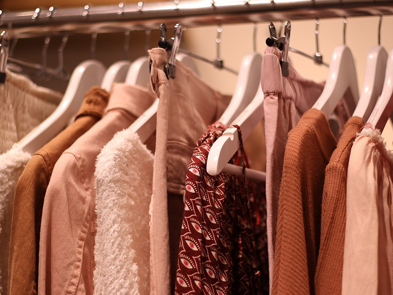 パーソナルカラーで選ぶ秋のトップス