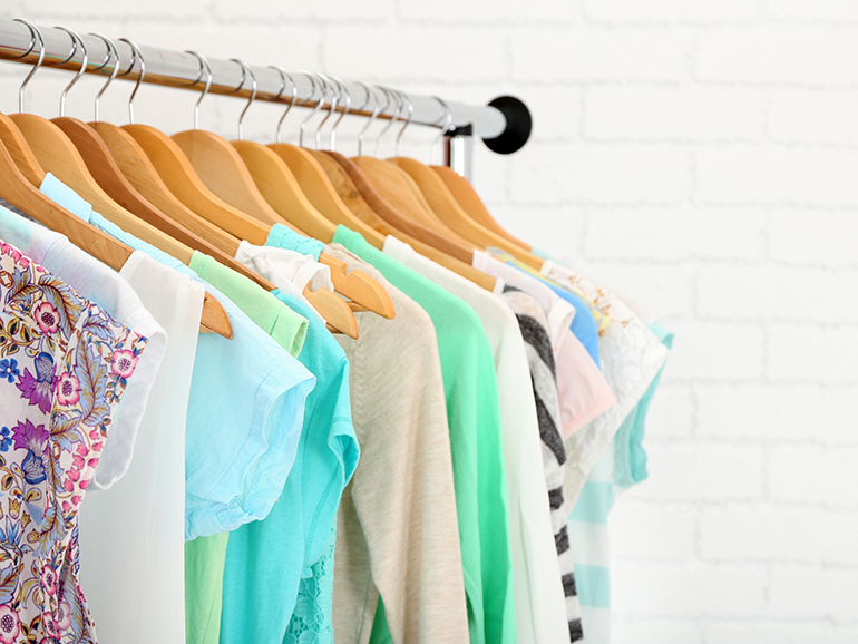 春だからこそパーソナルカラー別のシャツ・ブラウスで明るい印象へ