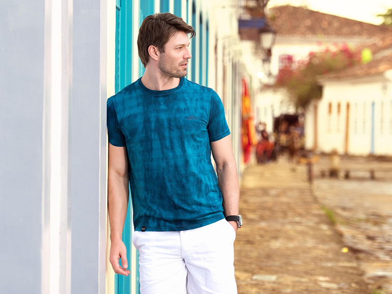 シンプルなTシャツはパーソナルカラーで選びましょう