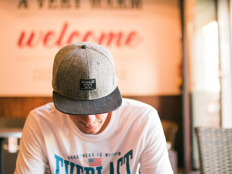 パーソナルカラーを取り入れた目を引くファッションアイテム